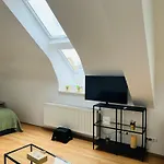 Central, Cozy & Stylish With Views Praag