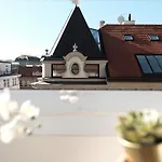 Central, Cozy & Stylish With Views *