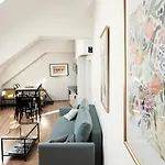 Central, Cozy & Stylish With Views Apartman