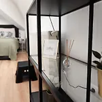 Central, Cozy & Stylish With Views Apartman