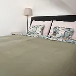 Central, Cozy & Stylish With Views Apartman Prága