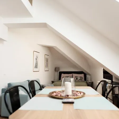 Central, Cozy & Stylish With Views *