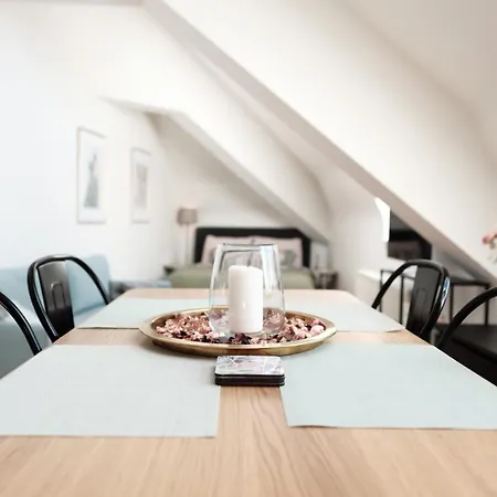 Central, Cozy & Stylish With Views Praga