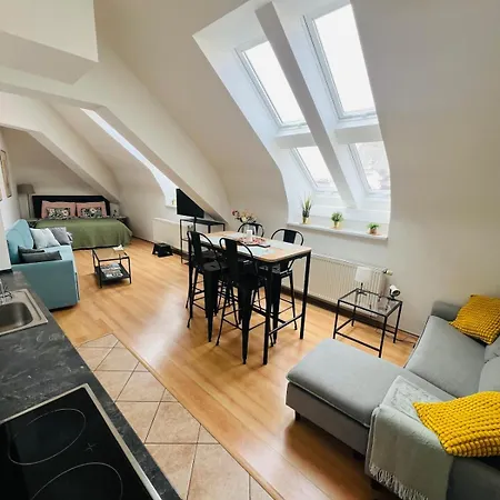 Central, Cozy & Stylish With Views *