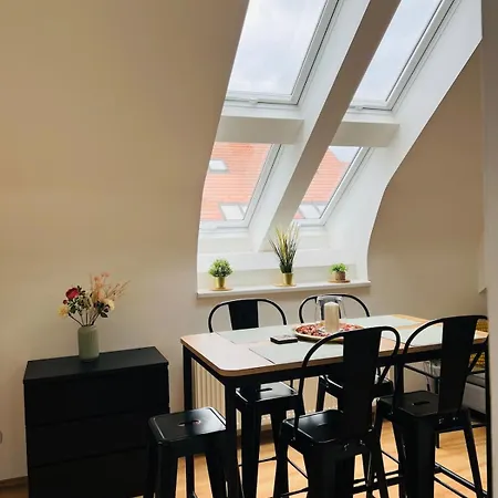 Central, Cozy & Stylish With Views *