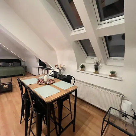 Apartment Central, Cozy & Stylish With Views *
