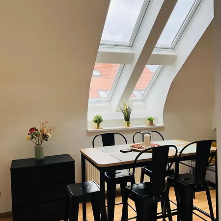 Apartment Central, Cozy & Stylish With Views *