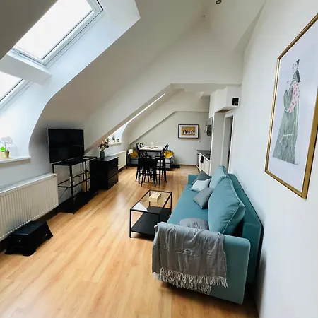 Central, Cozy & Stylish With Views Prag