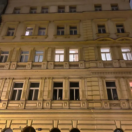 Central, Cozy & Stylish With Views Prag
