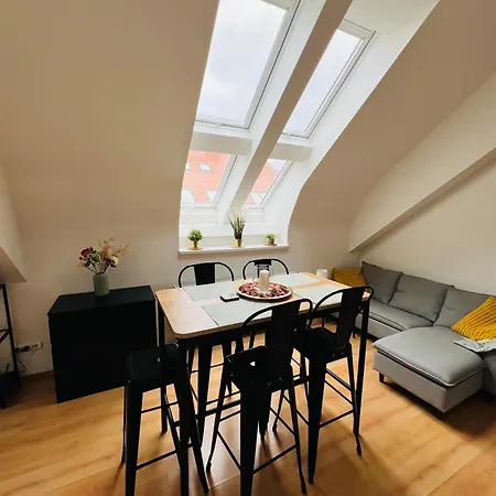 Central, Cozy & Stylish With Views Daire *