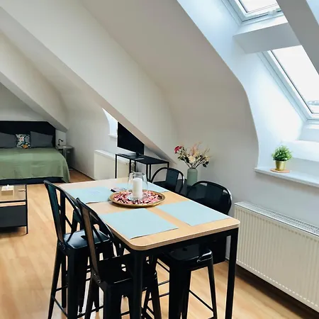 Central, Cozy & Stylish With Views Daire Prag