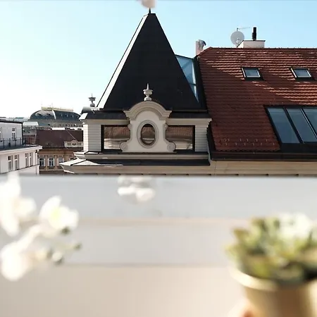 Central, Cozy & Stylish With Views *