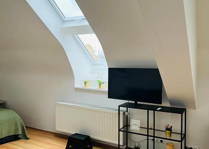 Central, Cozy & Stylish With Views Prag