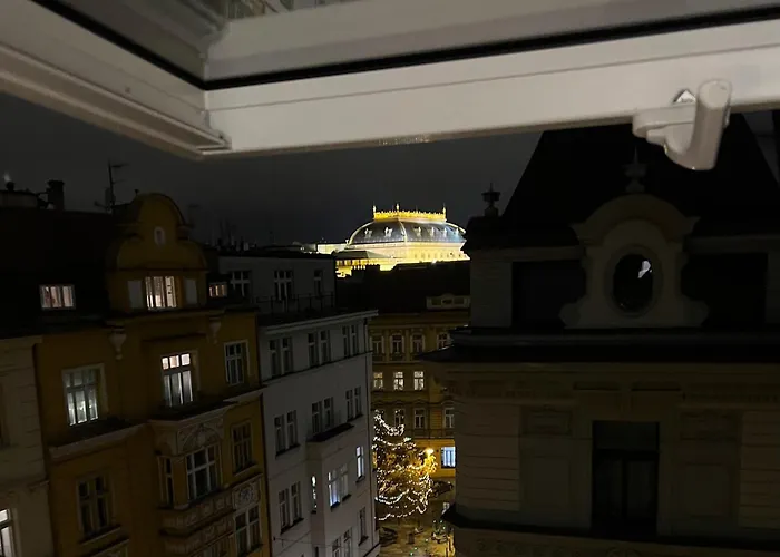 Central, Cozy & Stylish With Views Prag