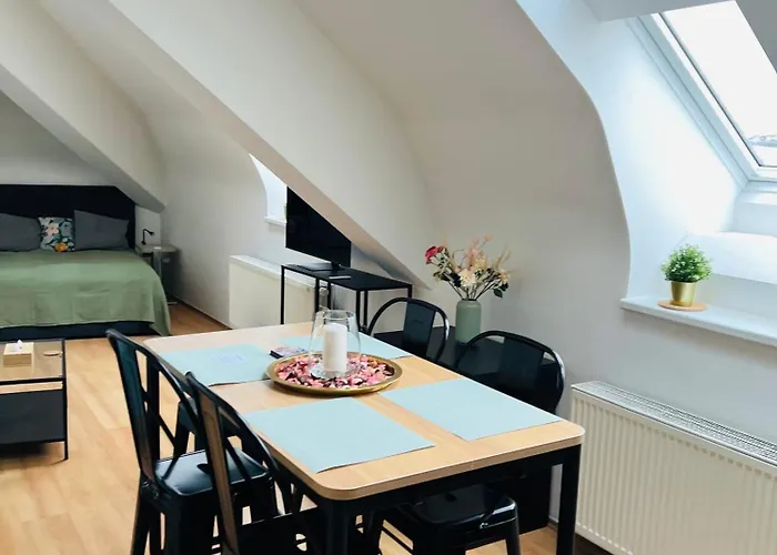 Central, Cozy & Stylish With Views Daire Prag