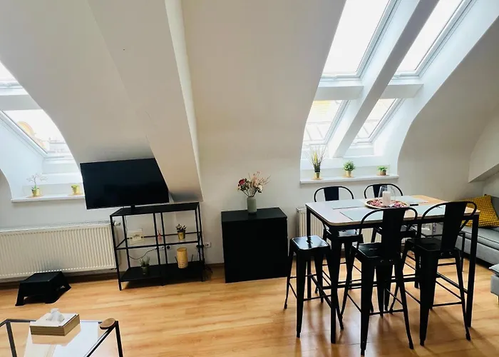 Central, Cozy & Stylish With Views Daire *