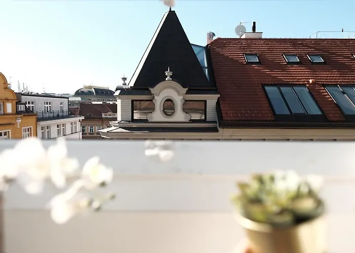 Central, Cozy & Stylish With Views *