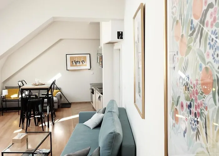 Central, Cozy & Stylish With Views Daire