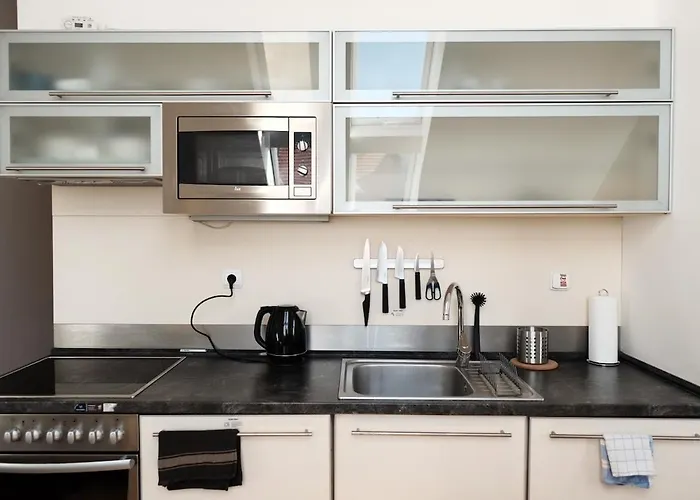 Central, Cozy & Stylish With Views Daire Prag