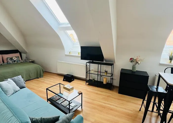 Central, Cozy & Stylish With Views Daire Prag