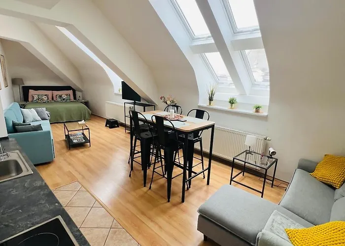 Central, Cozy & Stylish With Views *