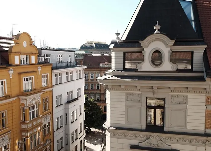 Central, Cozy & Stylish With Views