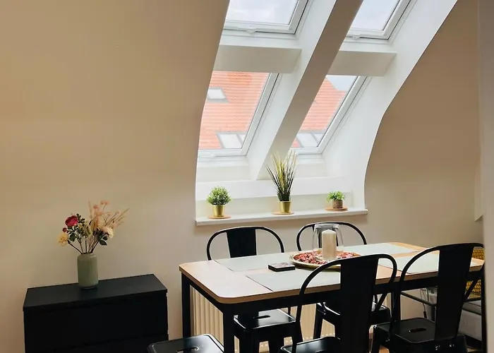 Central, Cozy & Stylish With Views *