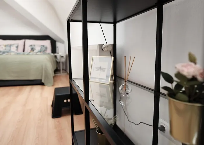 Central, Cozy & Stylish With Views Daire