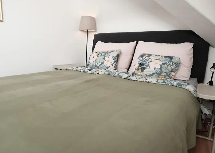 Central, Cozy & Stylish With Views Daire Prag